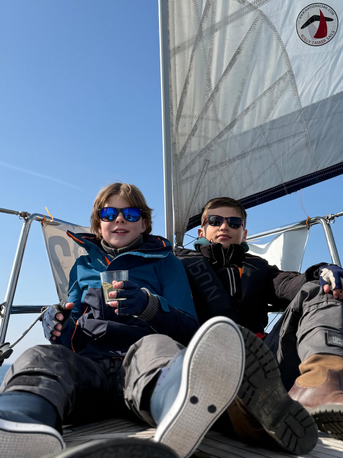 Twan en Daaf op de boot