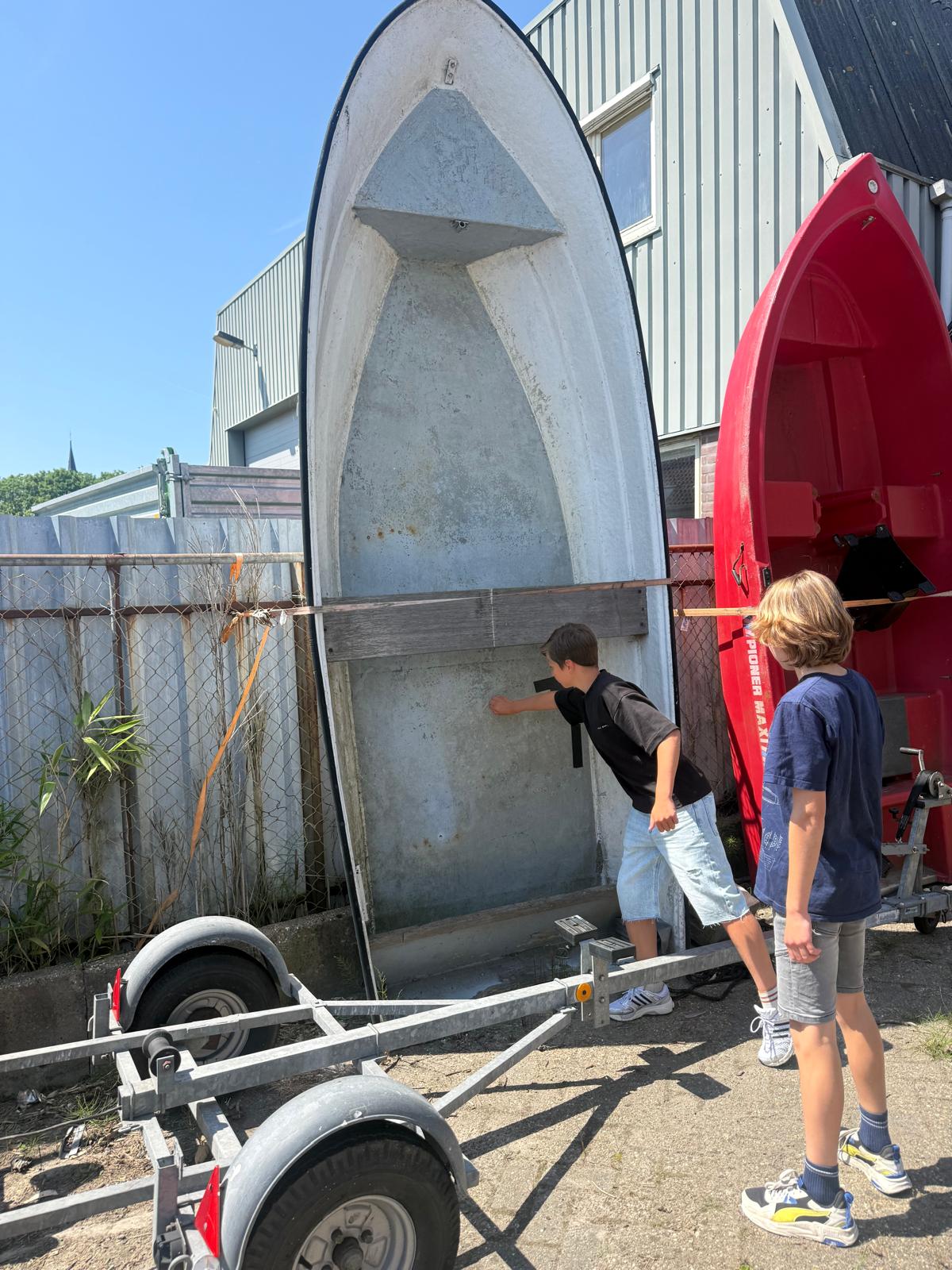 Twan en Daaf tijdens de aankoop van de boot